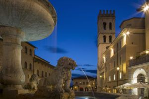 brian-jannsen-twilight-in-piazza-del-comune-assisi-umbria-italy